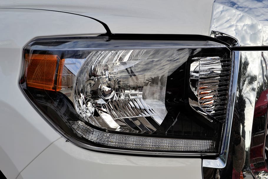 headlamp-toyota-tundra-pick-up-truck-white-fog-light